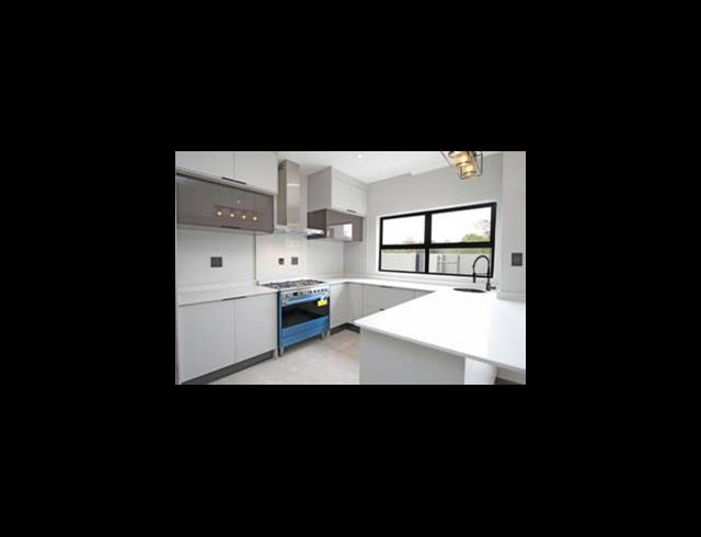 3 BEDROOM TOWNHOUSE FOR SALE IN BRYANSTON